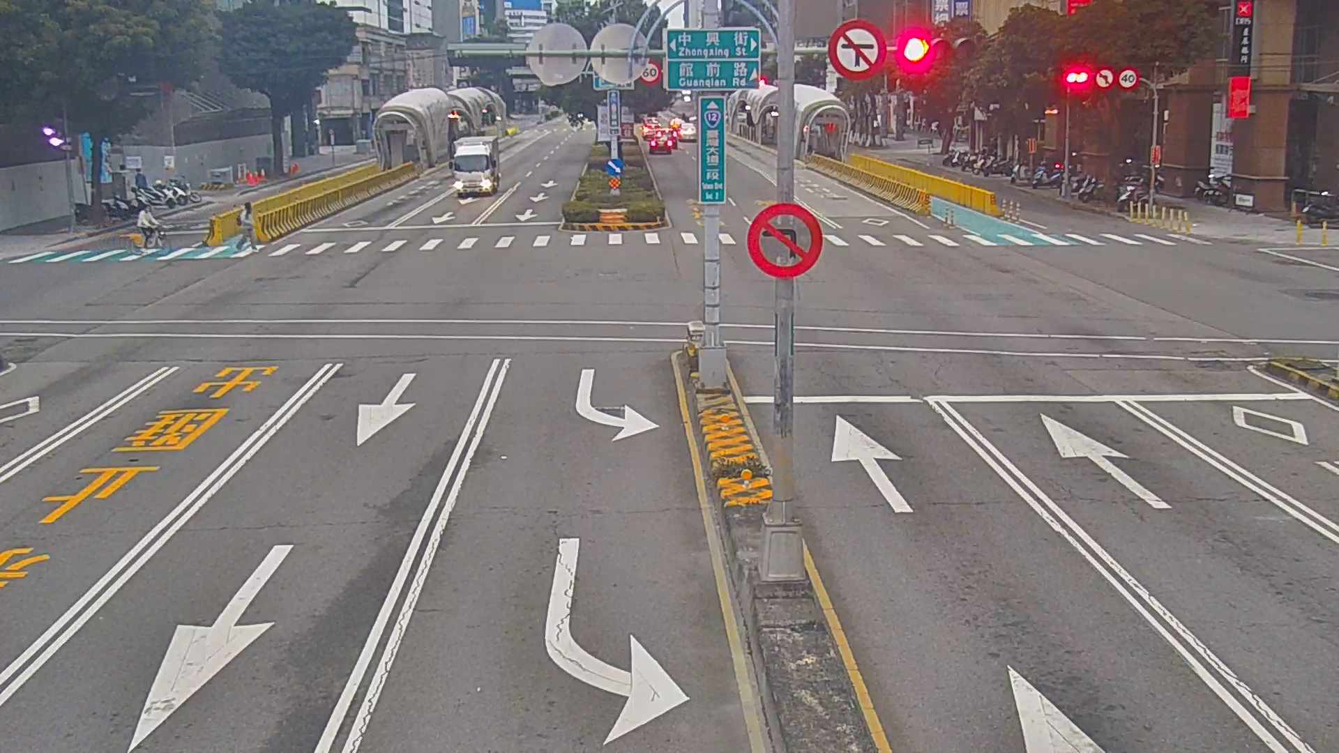 臺灣大道/館前路(右側車流往台中交流道)