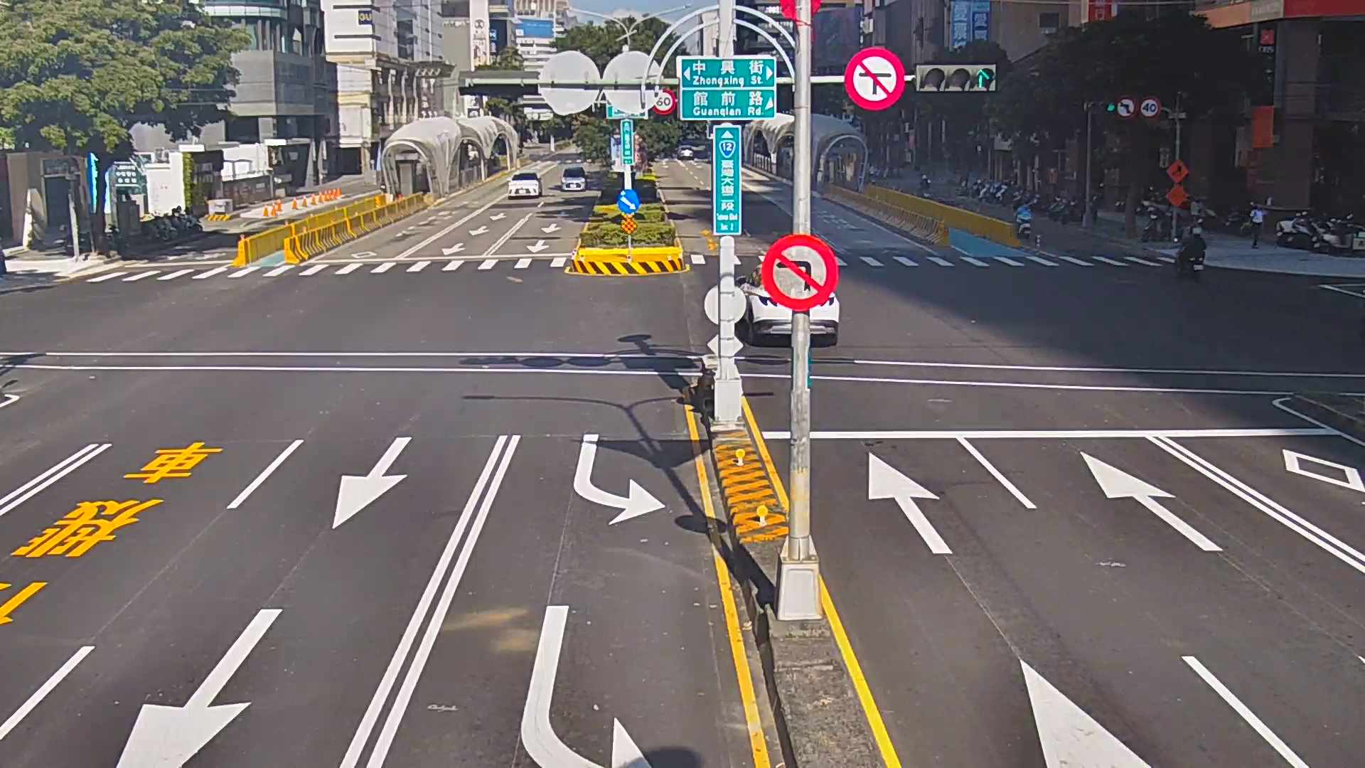 台灣大道/館前路( 右側車流往台中交流道)