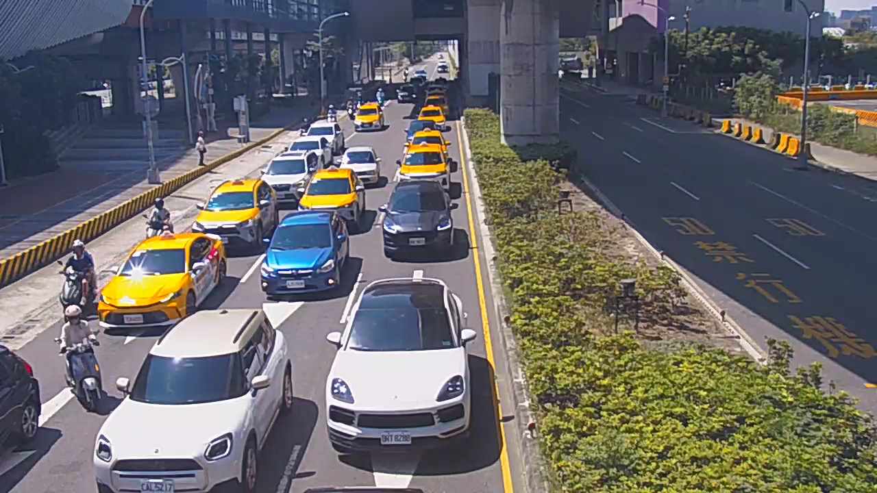 建國北路/大慶街(右側車流往環中路) Jianguo N. Rd./Daqing St.(Right side Traffic flow to Huanzhong Rd.)