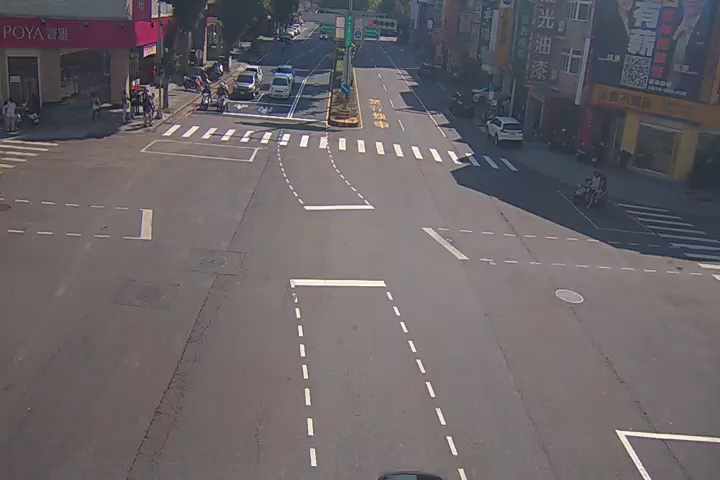 台中市道路 [06252]中清路/敦化路(右側車流往文心路),Zhongqing Rd./Dunhua Rd. (Right side Traffic flow to Wenxin Rd.) 氣溫25.8℃