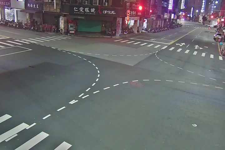 學士路/健行路(右側車流往五權路)