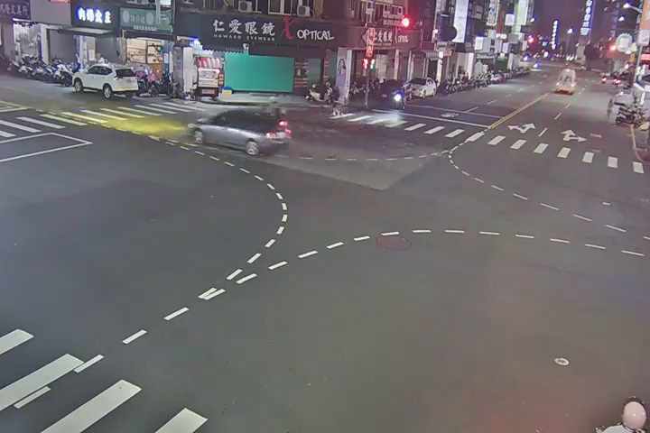 學士路/健行路 (右側車流往五權路) Xueshi Rd./Jianxing Rd./(Right side Traffic flow to Wuquan Rd.)