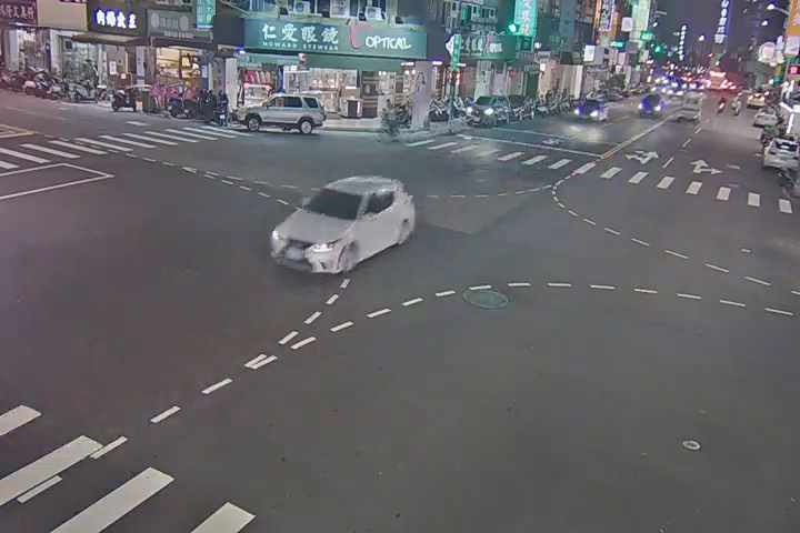學士路/健行路 (右側車流往五權路) Xueshi Rd./Jianxing Rd./(Right side Traffic flow to Wuquan Rd.)