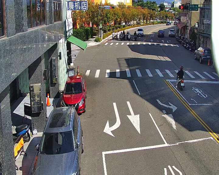 台中市東區忠孝路/振興路(右側車流往建成路)