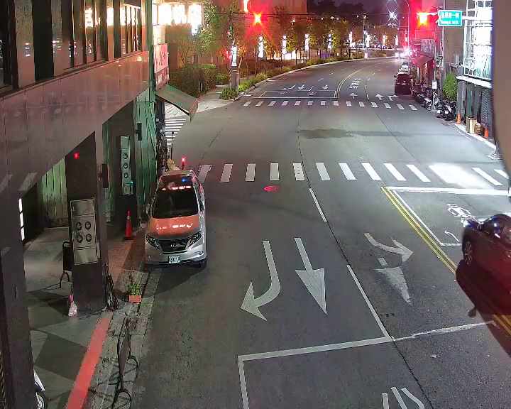 忠孝路/振興路(右側車流往建成路)