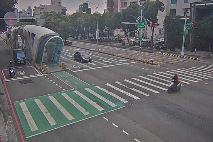 台灣大道/中工三路(右側車流往環中路)