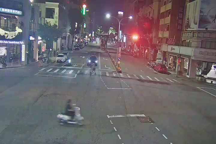 崇德路/漢口路(右側車流往文心路)Chongde Rd./Hankou Rd. (Right side Traffic flow to Wenxin Rd.)