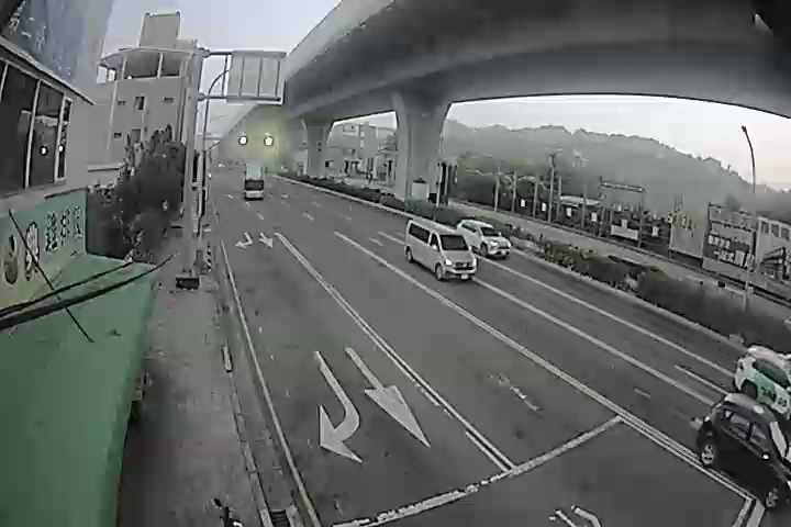 環中東路/松竹路 (車流往東山路) Huanzhong E.Rd./Songzhu Rd.(Traffic flow to Dongshan Rd.)
