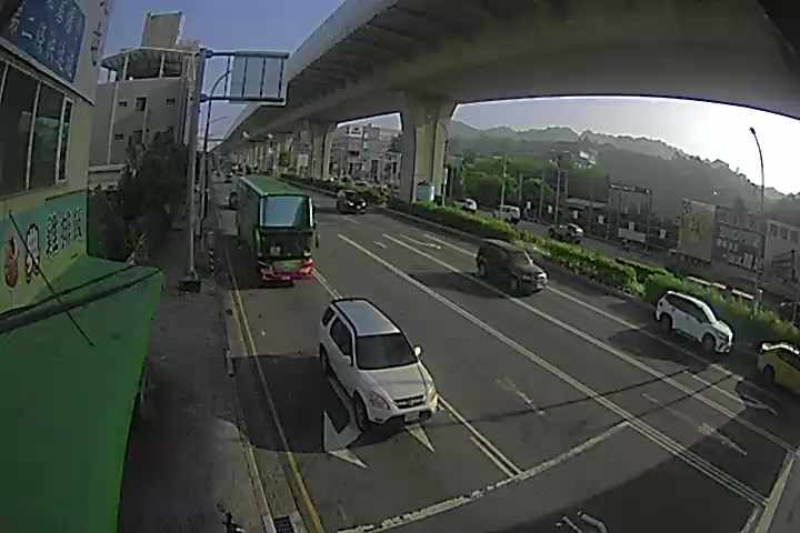 環中東路/松竹路 (車流往東山路) Huanzhong E.Rd./Songzhu Rd.(Traffic flow to Dongshan Rd.)