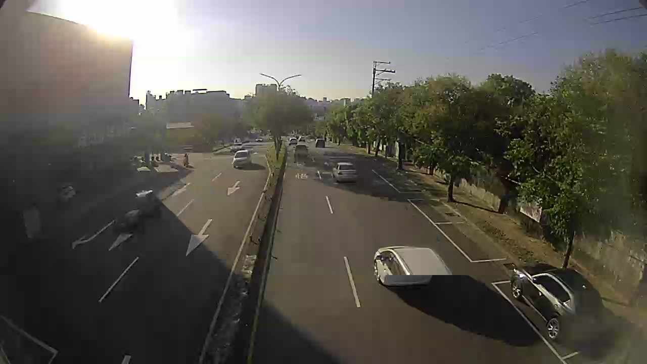 松竹路/松竹一路(右側車流往環中東路)