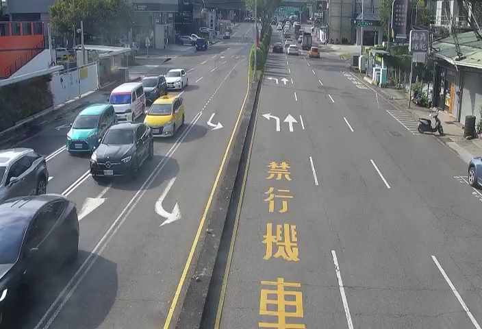 台中市道路 [08136]五權西路/龍富路(右側車流往南屯交流道),Wuquan W. Rd/Wenxin Rd (Right side Traffic flow to Nantun Interchange) 距離1.5公里