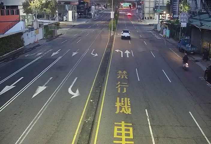 五權西路/龍富路(右側車流往南屯交流道)