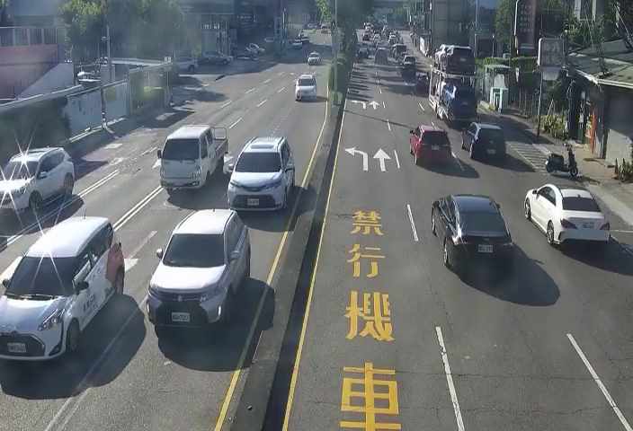 五權西路/龍富路(右側車流往南屯交流道)