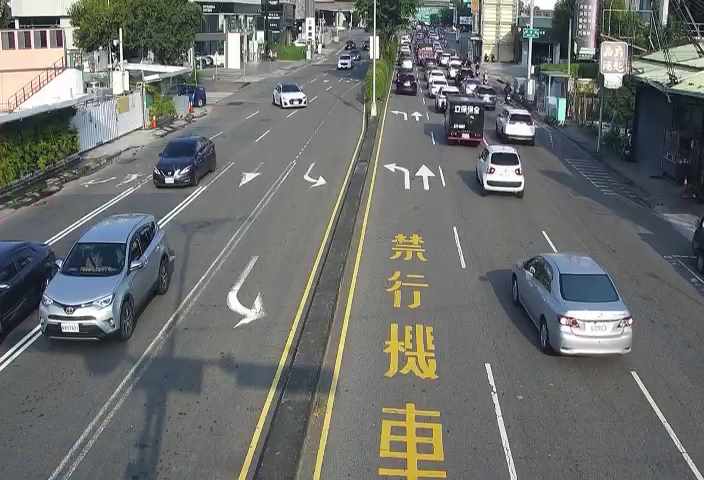 五權西路/龍富路(右側車流往南屯交流道)