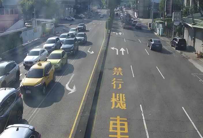 五權西路/龍富路(右側車流往南屯交流道)