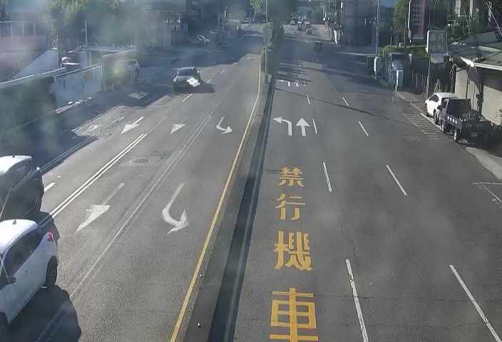 五權西路/龍富路(右側車流往南屯交流道)