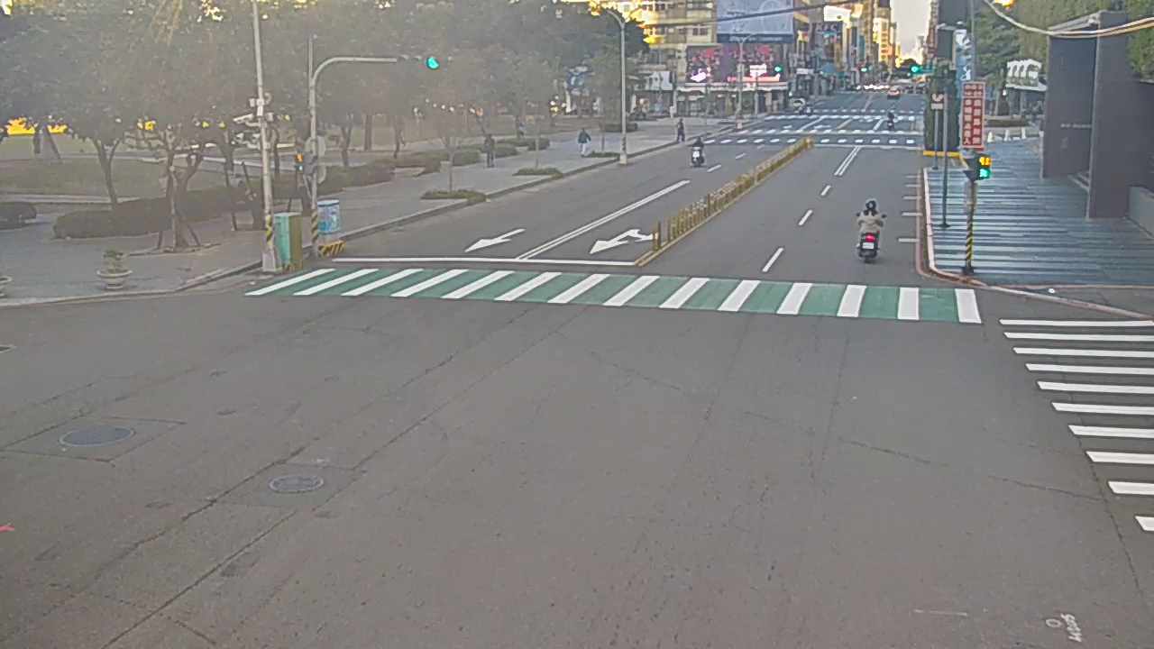 公益路/市民廣場(右側車流往文心路)