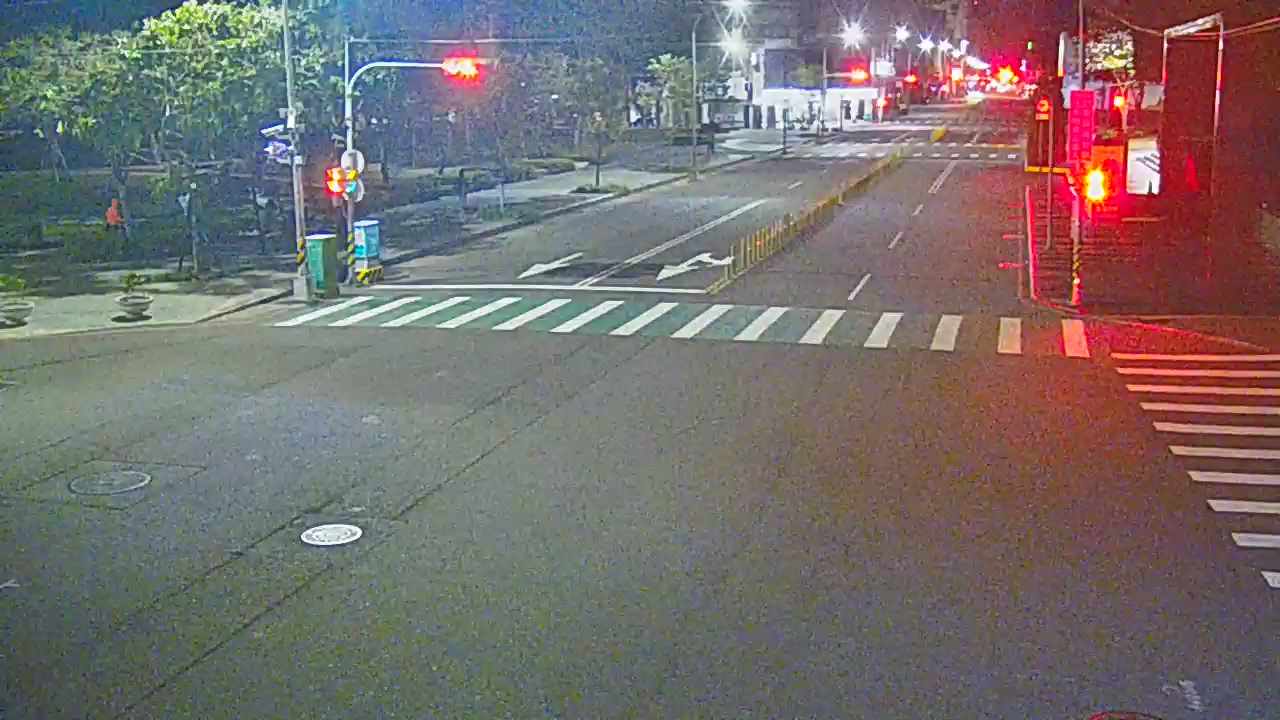 公益路/市民廣場(右側車流往文心路)