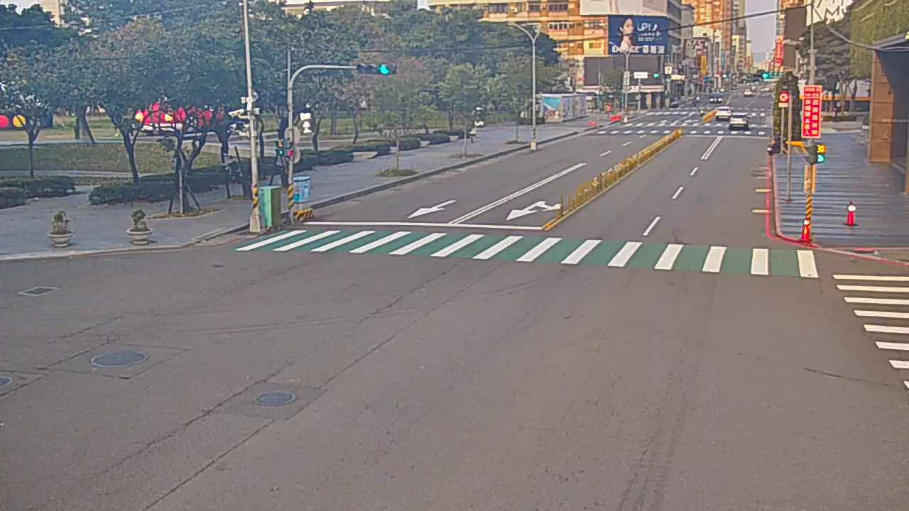公益路/市民廣場(右側車流往文心路)