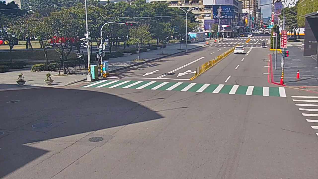 公益路/市民廣場(右側車流往文心路)