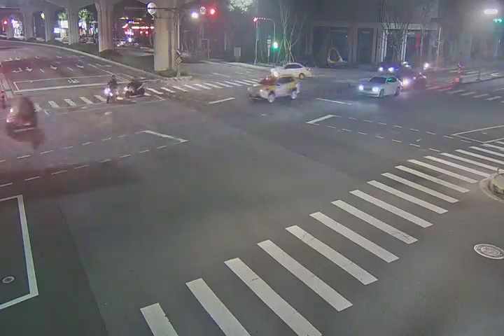 文心路/青海路(右側車流往臺灣大道)