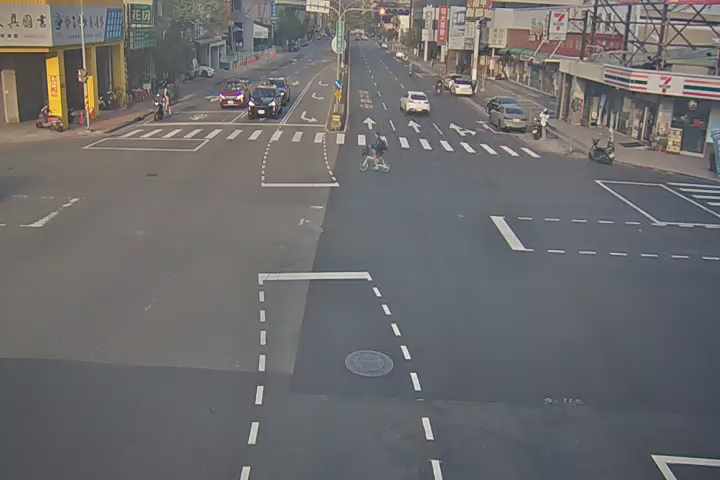 五權西路/東興路(右側車流往工業區)