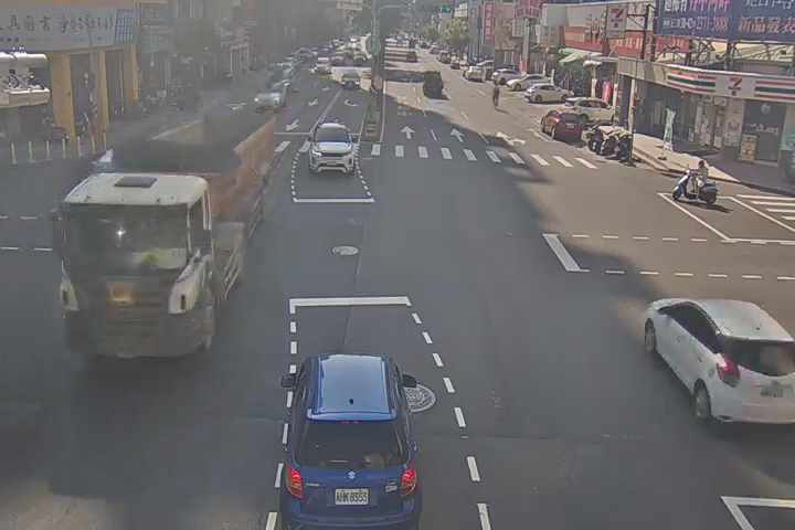五權西路/東興路(右側車流往工業區)Wuquan W. Rd./Dongxing Rd.(Right side Traffic flow to industrial area)