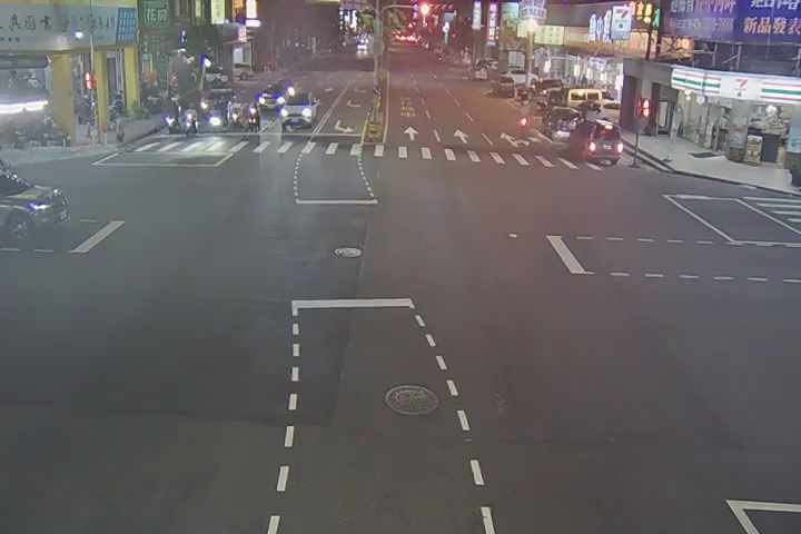 五權西路/東興路(右側車流往工業區)Wuquan W. Rd./Dongxing Rd.(Right side Traffic flow to industrial area)