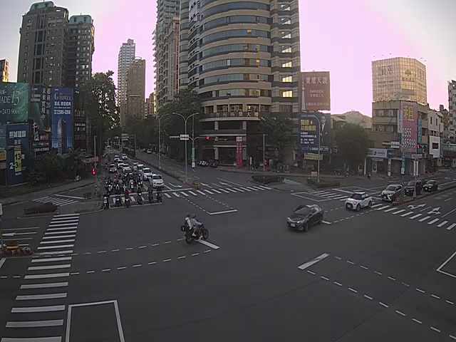 五權西路/忠明南路(右側車流往美村路)