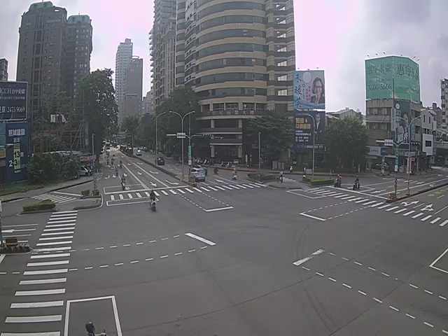 五權西路/忠明南路(右側車流往美村路)