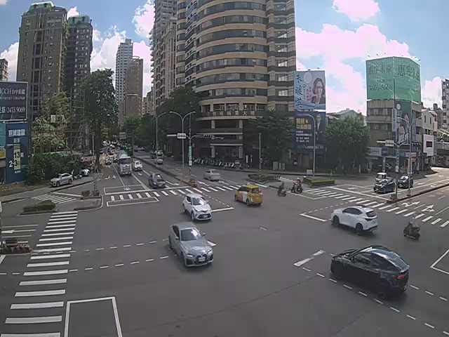 五權西路/忠明南路(右側車流往美村路)