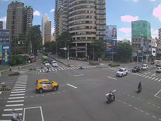 五權西路/忠明南路(右側車流往美村路)