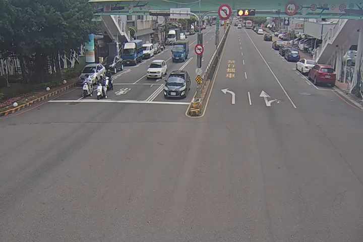 台中市北區北屯路/健行路口(右側車流往崇德路)