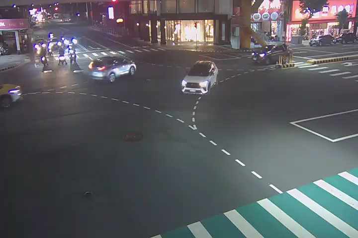 健行路/崇德路 (右側車流往北屯路) Jianxing Rd./Chongde Rd.(Right side Traffic flow to Beitun Rd.)